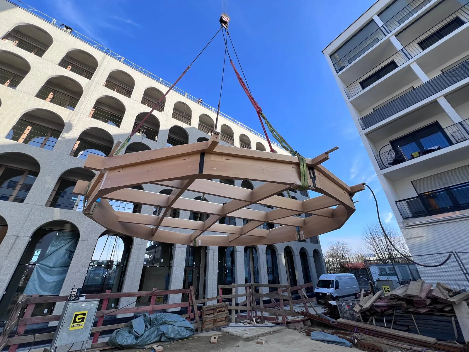 Lichtdach-Montage in Regensburg: Holzkonstruktion hängt am Spezialkran vor dem Bogengebäude