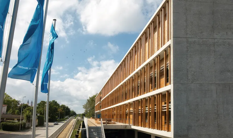 Innenhof der TU München in Straubing mit Holz-Alu-Fensterelementen und Holzpaneelen