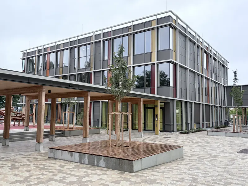 Holz-Aluminium-Fassade mit Öffnungselementen am Schulneubau GMS Landau