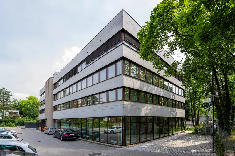 Saniertes Viktoria-Versicherungshaus in Regensburg mit neuen Holz-Alu-Fensterbändern