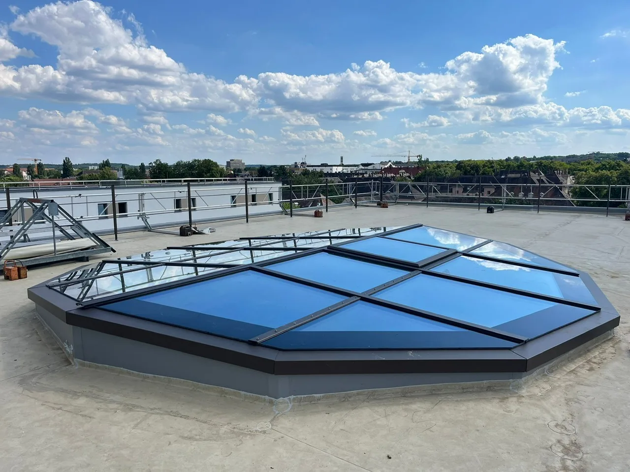 Fertig verglastes achteckiges Lichtdach auf dem Flachdach, Projekt ARCUS Regensburg