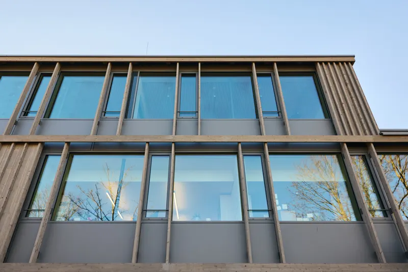 Holz-Aluminium-Pfosten-Riegel-Fassade in Tanne mit Einsatzfenstern, FOS/BOS Rosenheim