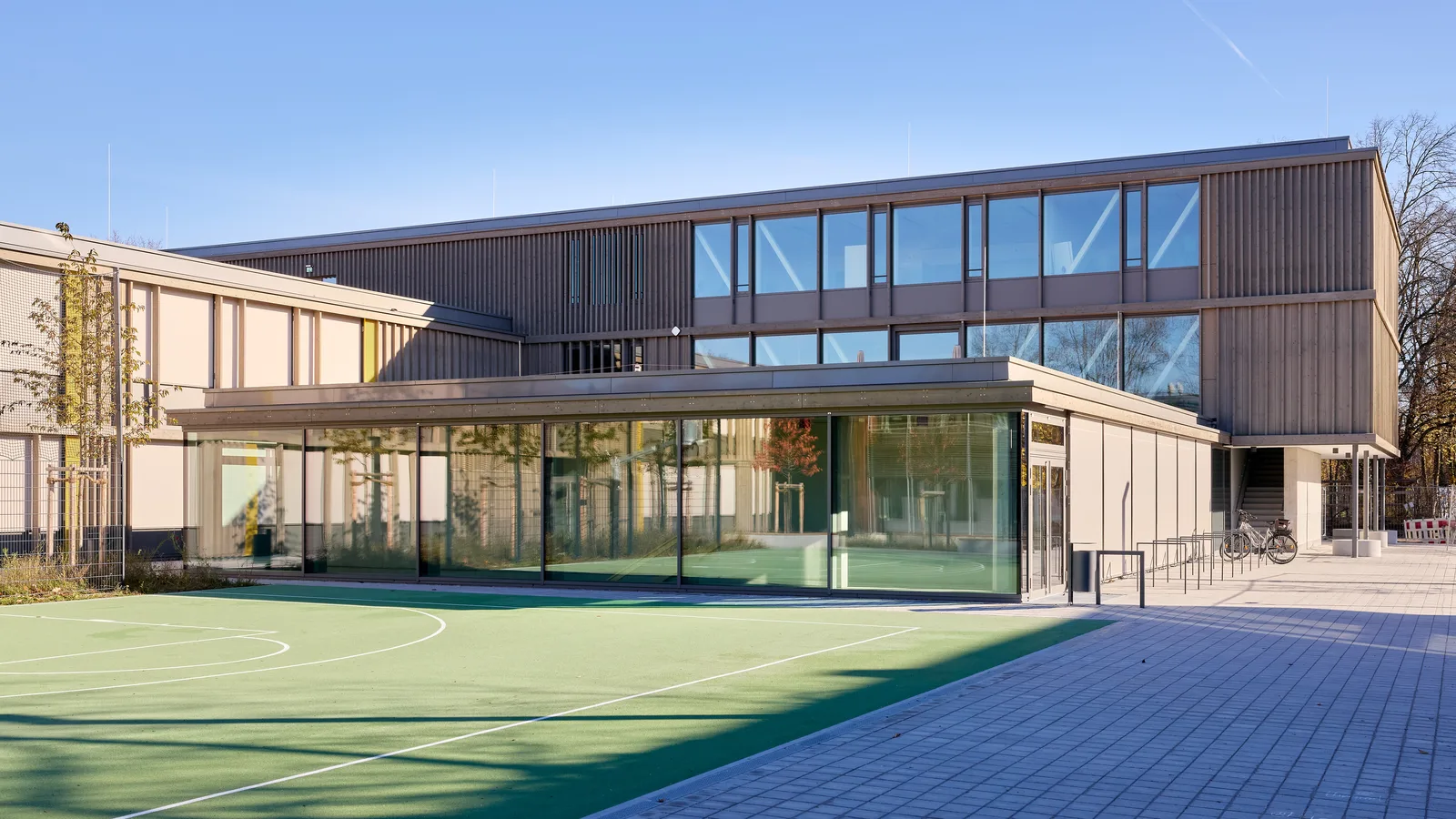 FOS/BOS Rosenheim — Schulbau mit Holz-Aluminium-Pfosten-Riegel-Fassade in Tanne und großflächiger Erdgeschossverglasung